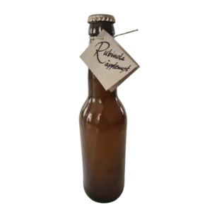 Flaska med Rubinola äpplemust från Fristorps gård med ljus naturlig färg.