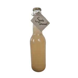Flaska med syrenlemonad med ljus färg och enkel etikett.
